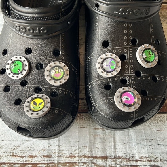 Men’s Crocs Ron English Black with Fun Charms Size-11 - Picture 9 of 11
